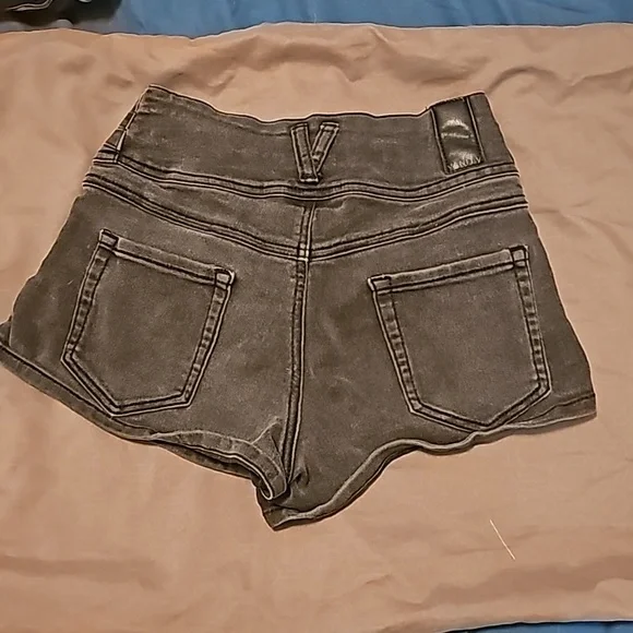 Black shorts - Picture 3 of 3